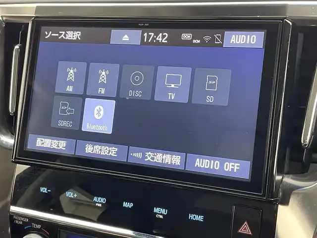 トヨタ ヴェルファイア ハイブリット ZR 茨城県 2019(令1)年 4.6万km ホワイトパールクリスタルシャイン 純正T-connectナビ/・AM/FM/CD/DVD/Bluetooth/・フルセグテレビ/フリップダウンモニター/バックカメラ/ビルトインETC2.0/ドライブレコーダー/クルーズコントロール/衝突軽減ブレーキ/レーンキープアシスト/横滑り防止装置/盗難防止装置/パドルシフト/電動パーキングブレーキ/両側パワースライド/前後コーナーセンサー/メモリシート（D席）/パワーシート（D席+N席）/エアシート（D席+N席）/シートヒーター（D席+N席）/LEDヘッドライト/オートマチックハイビーム/オートライト/ダブルオートエアコン/プッシュスタートボタン/ステアリングリモコン/純正17インチアルミホイール/12V充電器/純正フロアマット/ドアバイザー