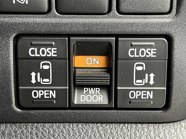 トヨタ ヴォクシー ZS 宮城県 2019(令1)年 6.1万km ホワイトパールクリスタルシャイン 禁煙車/TRDエアロパーツ（F/R）/フリップダウンモニター/トヨタセーフティセンス/・プリクラッシュセーフティ/・レーンディパーチャーアラート/・オートマチックハイビーム/・レーダークルーズコントロール/バックカメラ/両側パワースライドドア/社外9インチナビ/・BT/SD/CD/DVD/AM/FM/フルセグTV/ドライブレコーダー（F/R）/ETC/革巻きステアリング/ステアリングスイッチ/プッシュスタート/スマートキー/LEDヘッドライト/LEDフォグランプ/サンシェード/シートバックテーブル/純正ドアバイザー/純正フロアマット/社外18インチアルミホイール/横滑り防止装置/アイドリングストップ