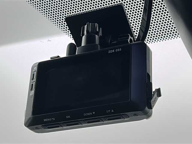 トヨタ ヴォクシー ZS 宮城県 2019(令1)年 6.1万km ホワイトパールクリスタルシャイン 禁煙車/TRDエアロパーツ（F/R）/フリップダウンモニター/トヨタセーフティセンス/・プリクラッシュセーフティ/・レーンディパーチャーアラート/・オートマチックハイビーム/・レーダークルーズコントロール/バックカメラ/両側パワースライドドア/社外9インチナビ/・BT/SD/CD/DVD/AM/FM/フルセグTV/ドライブレコーダー（F/R）/ETC/革巻きステアリング/ステアリングスイッチ/プッシュスタート/スマートキー/LEDヘッドライト/LEDフォグランプ/サンシェード/シートバックテーブル/純正ドアバイザー/純正フロアマット/社外18インチアルミホイール/横滑り防止装置/アイドリングストップ