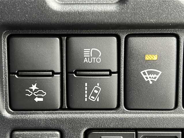 トヨタ ヴォクシー ZS 宮城県 2019(令1)年 6.1万km ホワイトパールクリスタルシャイン 禁煙車/TRDエアロパーツ（F/R）/フリップダウンモニター/トヨタセーフティセンス/・プリクラッシュセーフティ/・レーンディパーチャーアラート/・オートマチックハイビーム/・レーダークルーズコントロール/バックカメラ/両側パワースライドドア/社外9インチナビ/・BT/SD/CD/DVD/AM/FM/フルセグTV/ドライブレコーダー（F/R）/ETC/革巻きステアリング/ステアリングスイッチ/プッシュスタート/スマートキー/LEDヘッドライト/LEDフォグランプ/サンシェード/シートバックテーブル/純正ドアバイザー/純正フロアマット/社外18インチアルミホイール/横滑り防止装置/アイドリングストップ