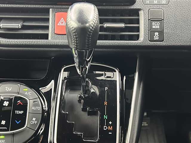 トヨタ ヴォクシー ZS 宮城県 2019(令1)年 6.1万km ホワイトパールクリスタルシャイン 禁煙車/TRDエアロパーツ（F/R）/フリップダウンモニター/トヨタセーフティセンス/・プリクラッシュセーフティ/・レーンディパーチャーアラート/・オートマチックハイビーム/・レーダークルーズコントロール/バックカメラ/両側パワースライドドア/社外9インチナビ/・BT/SD/CD/DVD/AM/FM/フルセグTV/ドライブレコーダー（F/R）/ETC/革巻きステアリング/ステアリングスイッチ/プッシュスタート/スマートキー/LEDヘッドライト/LEDフォグランプ/サンシェード/シートバックテーブル/純正ドアバイザー/純正フロアマット/社外18インチアルミホイール/横滑り防止装置/アイドリングストップ