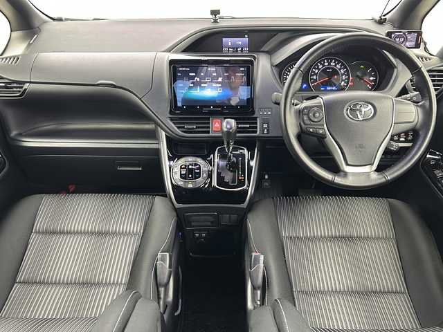 トヨタ ヴォクシー ZS 宮城県 2019(令1)年 6.1万km ホワイトパールクリスタルシャイン 禁煙車/TRDエアロパーツ（F/R）/フリップダウンモニター/トヨタセーフティセンス/・プリクラッシュセーフティ/・レーンディパーチャーアラート/・オートマチックハイビーム/・レーダークルーズコントロール/バックカメラ/両側パワースライドドア/社外9インチナビ/・BT/SD/CD/DVD/AM/FM/フルセグTV/ドライブレコーダー（F/R）/ETC/革巻きステアリング/ステアリングスイッチ/プッシュスタート/スマートキー/LEDヘッドライト/LEDフォグランプ/サンシェード/シートバックテーブル/純正ドアバイザー/純正フロアマット/社外18インチアルミホイール/横滑り防止装置/アイドリングストップ