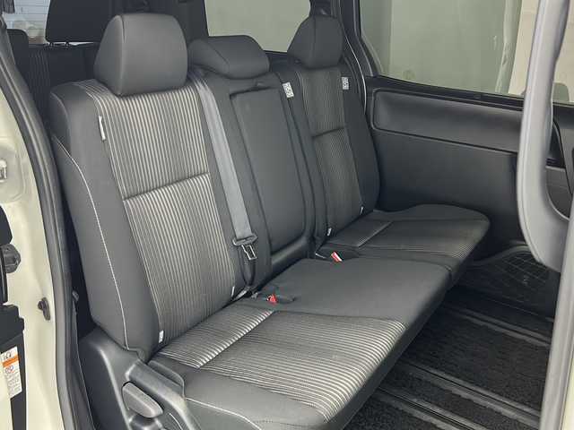 トヨタ ヴォクシー ZS 宮城県 2019(令1)年 6.1万km ホワイトパールクリスタルシャイン 禁煙車/TRDエアロパーツ（F/R）/フリップダウンモニター/トヨタセーフティセンス/・プリクラッシュセーフティ/・レーンディパーチャーアラート/・オートマチックハイビーム/・レーダークルーズコントロール/バックカメラ/両側パワースライドドア/社外9インチナビ/・BT/SD/CD/DVD/AM/FM/フルセグTV/ドライブレコーダー（F/R）/ETC/革巻きステアリング/ステアリングスイッチ/プッシュスタート/スマートキー/LEDヘッドライト/LEDフォグランプ/サンシェード/シートバックテーブル/純正ドアバイザー/純正フロアマット/社外18インチアルミホイール/横滑り防止装置/アイドリングストップ