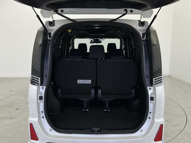 トヨタ ヴォクシー ZS 宮城県 2019(令1)年 6.1万km ホワイトパールクリスタルシャイン 禁煙車/TRDエアロパーツ（F/R）/フリップダウンモニター/トヨタセーフティセンス/・プリクラッシュセーフティ/・レーンディパーチャーアラート/・オートマチックハイビーム/・レーダークルーズコントロール/バックカメラ/両側パワースライドドア/社外9インチナビ/・BT/SD/CD/DVD/AM/FM/フルセグTV/ドライブレコーダー（F/R）/ETC/革巻きステアリング/ステアリングスイッチ/プッシュスタート/スマートキー/LEDヘッドライト/LEDフォグランプ/サンシェード/シートバックテーブル/純正ドアバイザー/純正フロアマット/社外18インチアルミホイール/横滑り防止装置/アイドリングストップ