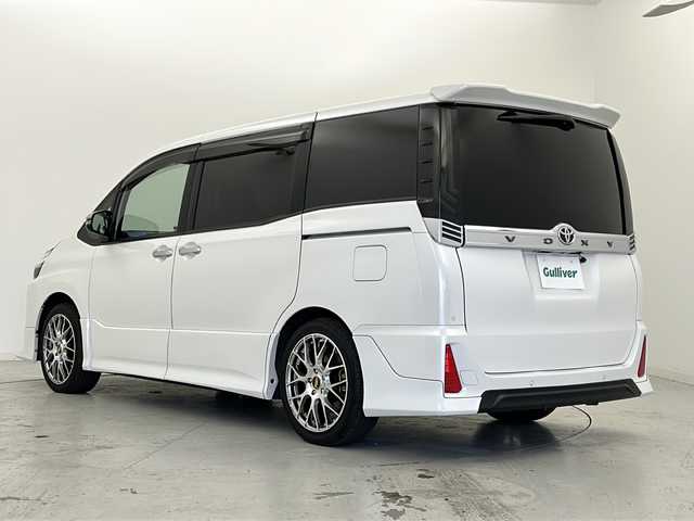 トヨタ ヴォクシー ZS 宮城県 2019(令1)年 6.1万km ホワイトパールクリスタルシャイン 禁煙車/TRDエアロパーツ（F/R）/フリップダウンモニター/トヨタセーフティセンス/・プリクラッシュセーフティ/・レーンディパーチャーアラート/・オートマチックハイビーム/・レーダークルーズコントロール/バックカメラ/両側パワースライドドア/社外9インチナビ/・BT/SD/CD/DVD/AM/FM/フルセグTV/ドライブレコーダー（F/R）/ETC/革巻きステアリング/ステアリングスイッチ/プッシュスタート/スマートキー/LEDヘッドライト/LEDフォグランプ/サンシェード/シートバックテーブル/純正ドアバイザー/純正フロアマット/社外18インチアルミホイール/横滑り防止装置/アイドリングストップ