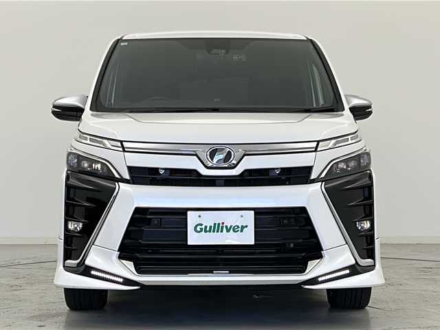 トヨタ ヴォクシー ZS 宮城県 2019(令1)年 6.1万km ホワイトパールクリスタルシャイン 禁煙車/TRDエアロパーツ（F/R）/フリップダウンモニター/トヨタセーフティセンス/・プリクラッシュセーフティ/・レーンディパーチャーアラート/・オートマチックハイビーム/・レーダークルーズコントロール/バックカメラ/両側パワースライドドア/社外9インチナビ/・BT/SD/CD/DVD/AM/FM/フルセグTV/ドライブレコーダー（F/R）/ETC/革巻きステアリング/ステアリングスイッチ/プッシュスタート/スマートキー/LEDヘッドライト/LEDフォグランプ/サンシェード/シートバックテーブル/純正ドアバイザー/純正フロアマット/社外18インチアルミホイール/横滑り防止装置/アイドリングストップ