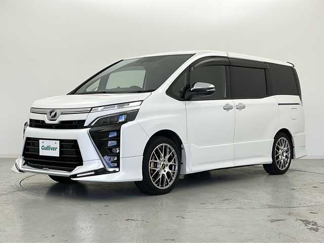 トヨタ ヴォクシー ZS 宮城県 2019(令1)年 6.1万km ホワイトパールクリスタルシャイン 禁煙車/TRDエアロパーツ（F/R）/フリップダウンモニター/トヨタセーフティセンス/・プリクラッシュセーフティ/・レーンディパーチャーアラート/・オートマチックハイビーム/・レーダークルーズコントロール/バックカメラ/両側パワースライドドア/社外9インチナビ/・BT/SD/CD/DVD/AM/FM/フルセグTV/ドライブレコーダー（F/R）/ETC/革巻きステアリング/ステアリングスイッチ/プッシュスタート/スマートキー/LEDヘッドライト/LEDフォグランプ/サンシェード/シートバックテーブル/純正ドアバイザー/純正フロアマット/社外18インチアルミホイール/横滑り防止装置/アイドリングストップ