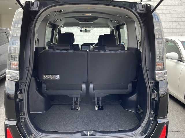 トヨタ ヴォクシー ZS 茨城県 2014(平26)年 9.9万km ブラック ワンオーナー/純正SDナビ/　　BT/CD/DVD/フルセグ/バックカメラ/フリップダウンモニター/両側パワースライドドア/LEDオートライト/純正16インチアルミホイール/コーナーセンサー/アイドリングストップ/スマートキー/ETC