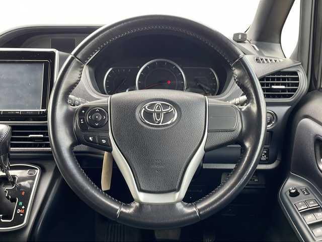 トヨタ ヴォクシー ZS 茨城県 2014(平26)年 9.9万km ブラック ワンオーナー/純正SDナビ/　　BT/CD/DVD/フルセグ/バックカメラ/フリップダウンモニター/両側パワースライドドア/LEDオートライト/純正16インチアルミホイール/コーナーセンサー/アイドリングストップ/スマートキー/ETC