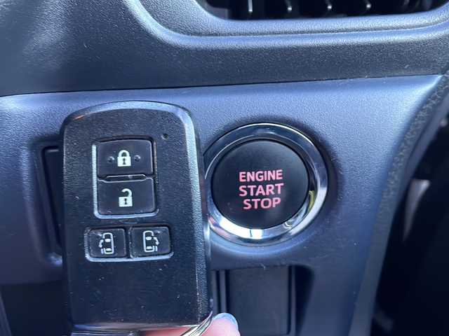 トヨタ ヴォクシー ZS 茨城県 2014(平26)年 9.9万km ブラック ワンオーナー/純正SDナビ/　　BT/CD/DVD/フルセグ/バックカメラ/フリップダウンモニター/両側パワースライドドア/LEDオートライト/純正16インチアルミホイール/コーナーセンサー/アイドリングストップ/スマートキー/ETC