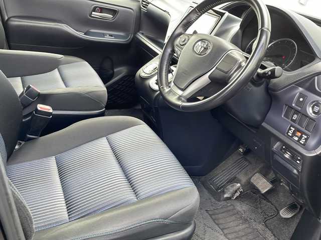 トヨタ ヴォクシー ZS 茨城県 2014(平26)年 9.9万km ブラック ワンオーナー/純正SDナビ/　　BT/CD/DVD/フルセグ/バックカメラ/フリップダウンモニター/両側パワースライドドア/LEDオートライト/純正16インチアルミホイール/コーナーセンサー/アイドリングストップ/スマートキー/ETC