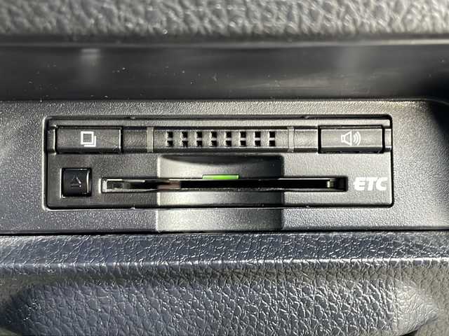 トヨタ ヴォクシー ZS 茨城県 2014(平26)年 9.9万km ブラック ワンオーナー/純正SDナビ/　　BT/CD/DVD/フルセグ/バックカメラ/フリップダウンモニター/両側パワースライドドア/LEDオートライト/純正16インチアルミホイール/コーナーセンサー/アイドリングストップ/スマートキー/ETC