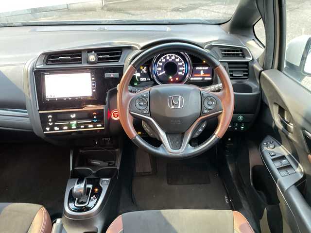 ホンダ フィット ハイブリット Fコンフォートエディション 神奈川県 2019(平31)年 3.1万km プラチナホワイトパール 純正ナビ(DVD/CD/AM/FM/BT/USB/SD)/フルセグTV/バックカメラ/ホンダセンシング/レーンキープアシスト/レーダークルーズコントロール/横滑り防止装置/前席シートヒーター/革巻きステアリング/寒冷地仕様/LEDヘッドライト/フォグランプ/ビルトインETC/保証書/取扱説明書