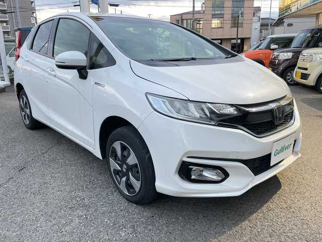 ホンダ フィット ハイブリット Fコンフォートエディション 神奈川県 2019(平31)年 3.1万km プラチナホワイトパール 純正ナビ(DVD/CD/AM/FM/BT/USB/SD)/フルセグTV/バックカメラ/ホンダセンシング/レーンキープアシスト/レーダークルーズコントロール/横滑り防止装置/前席シートヒーター/革巻きステアリング/寒冷地仕様/LEDヘッドライト/フォグランプ/ビルトインETC/保証書/取扱説明書