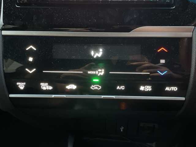 ホンダ フィット ハイブリット Fコンフォートエディション 神奈川県 2019(平31)年 3.1万km プラチナホワイトパール 純正ナビ(DVD/CD/AM/FM/BT/USB/SD)/フルセグTV/バックカメラ/ホンダセンシング/レーンキープアシスト/レーダークルーズコントロール/横滑り防止装置/前席シートヒーター/革巻きステアリング/寒冷地仕様/LEDヘッドライト/フォグランプ/ビルトインETC/保証書/取扱説明書