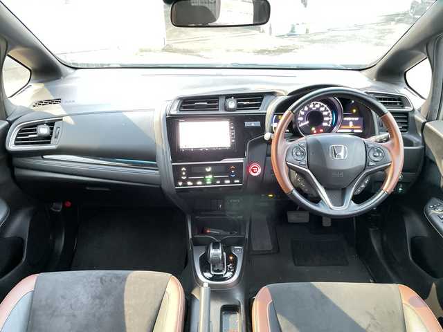 ホンダ フィット ハイブリット Fコンフォートエディション 神奈川県 2019(平31)年 3.1万km プラチナホワイトパール 純正ナビ(DVD/CD/AM/FM/BT/USB/SD)/フルセグTV/バックカメラ/ホンダセンシング/レーンキープアシスト/レーダークルーズコントロール/横滑り防止装置/前席シートヒーター/革巻きステアリング/寒冷地仕様/LEDヘッドライト/フォグランプ/ビルトインETC/保証書/取扱説明書