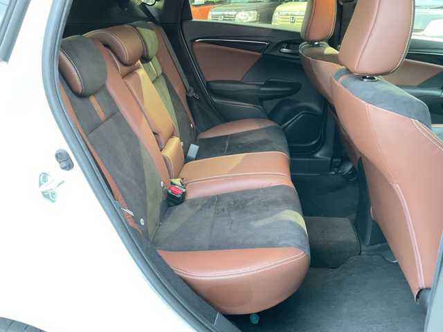 ホンダ フィット ハイブリット Fコンフォートエディション 神奈川県 2019(平31)年 3.1万km プラチナホワイトパール 純正ナビ(DVD/CD/AM/FM/BT/USB/SD)/フルセグTV/バックカメラ/ホンダセンシング/レーンキープアシスト/レーダークルーズコントロール/横滑り防止装置/前席シートヒーター/革巻きステアリング/寒冷地仕様/LEDヘッドライト/フォグランプ/ビルトインETC/保証書/取扱説明書