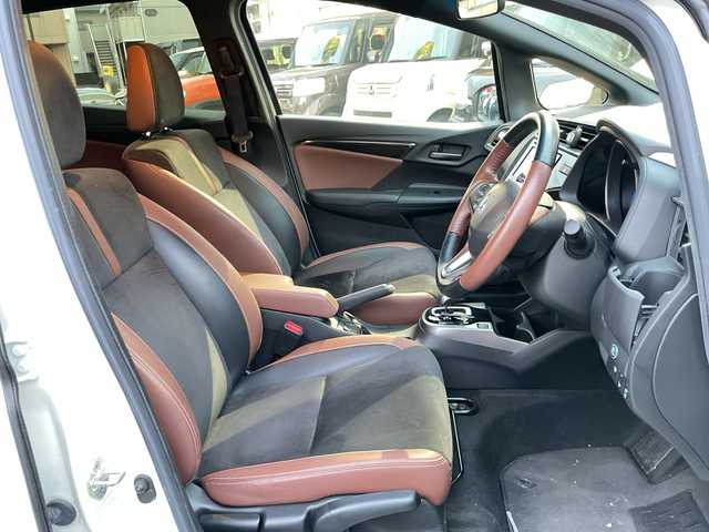 ホンダ フィット ハイブリット Fコンフォートエディション 神奈川県 2019(平31)年 3.1万km プラチナホワイトパール 純正ナビ(DVD/CD/AM/FM/BT/USB/SD)/フルセグTV/バックカメラ/ホンダセンシング/レーンキープアシスト/レーダークルーズコントロール/横滑り防止装置/前席シートヒーター/革巻きステアリング/寒冷地仕様/LEDヘッドライト/フォグランプ/ビルトインETC/保証書/取扱説明書