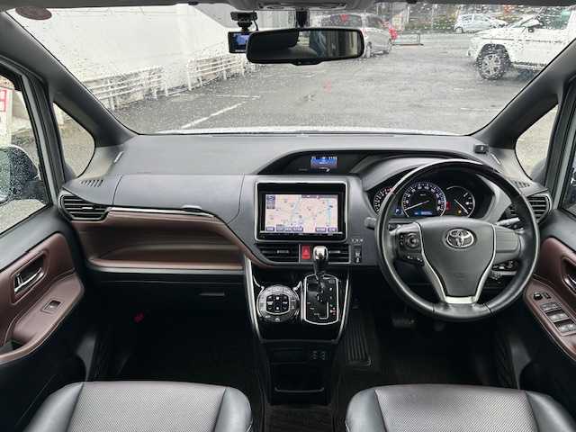 トヨタ エスクァイア Gi 長崎県 2014(平26)年 8.5万km シルバーM 純正ナビ/AM/FM/フルセグ/BT/バックカメラ/両側パワースライドドア/フリップダウンモニター/ハーフレザーシート/パーキングアシスト/LEDヘッドライト/コーナーセンサー/ドライブレコーダー/オートマチックハイビーム/ETC/純正フロアマット/スペアキー有り（1本）/保証書/取扱説明書