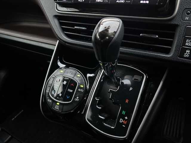 トヨタ エスクァイア Gi 長崎県 2014(平26)年 8.5万km シルバーM 純正ナビ/AM/FM/フルセグ/BT/バックカメラ/両側パワースライドドア/フリップダウンモニター/ハーフレザーシート/パーキングアシスト/LEDヘッドライト/コーナーセンサー/ドライブレコーダー/オートマチックハイビーム/ETC/純正フロアマット/スペアキー有り（1本）/保証書/取扱説明書