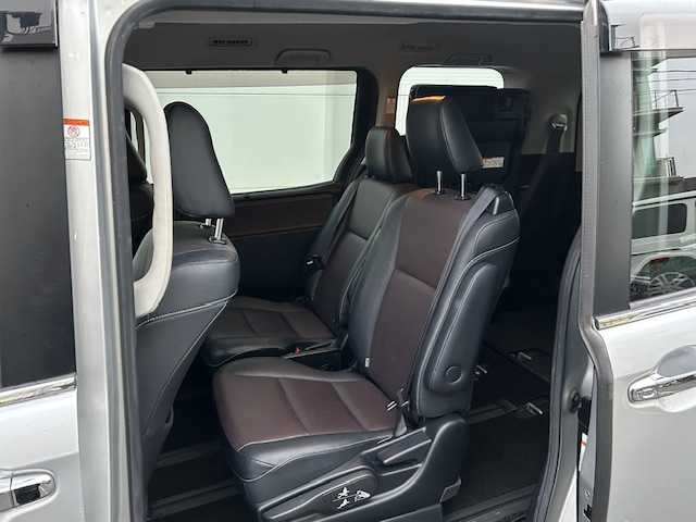 トヨタ エスクァイア Gi 長崎県 2014(平26)年 8.5万km シルバーM 純正ナビ/AM/FM/フルセグ/BT/バックカメラ/両側パワースライドドア/フリップダウンモニター/ハーフレザーシート/パーキングアシスト/LEDヘッドライト/コーナーセンサー/ドライブレコーダー/オートマチックハイビーム/ETC/純正フロアマット/スペアキー有り（1本）/保証書/取扱説明書