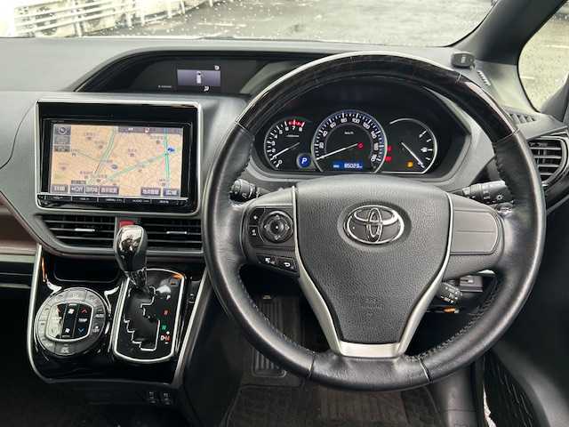トヨタ エスクァイア Gi 長崎県 2014(平26)年 8.5万km シルバーM 純正ナビ/AM/FM/フルセグ/BT/バックカメラ/両側パワースライドドア/フリップダウンモニター/ハーフレザーシート/パーキングアシスト/LEDヘッドライト/コーナーセンサー/ドライブレコーダー/オートマチックハイビーム/ETC/純正フロアマット/スペアキー有り（1本）/保証書/取扱説明書