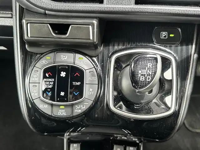 トヨタ エスクァイア ハイブリッド Gi プレミアムパッケージ ブラックテーラード 愛知県 2019(平31)年 3.3万km スパークリングブラックパールクリスタルシャイン ワンオーナー　/１０インチナビＮＳＺＮ－Ｚ６８Ｔ　/バックカメラ　/１２．１インチフリップダウンモニター　/ハーフレザー　/シートヒーター　/ビルトＥＴＣ　/ドラレコ　/ＬＥＤライト　/パワスラ　/スペアキー　/保証書　/取説