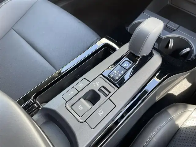 トヨタ プリウス Z 愛知県 2023(令5)年 1.3万km アティチュードブラックマイカ ・純正ディスプレイオーディオ（ナビ付き）/・フルセグテレビ/・Bluetooth/USB接続機能/・全方位カメラ/・ETC2.0/・合成皮革シート/・パワーシート（運転席）/・シートヒーター（運転席・助手席）/・シートベンチレーション（運転席・助手席）/・ステアリングヒーター/・パワーバックドア/・GRフロントスポイラー/・GRテールゲートスポイラー/・純正19インチアルミホイール/・純正LEDヘッドライト/・オートマチックハイビーム/・コーナーセンサー/・衝突軽減ブレーキ/・レーンキープアシスト/・ブラインドスポットモニター/・スマートキー/・アダプティブクルーズコントロール