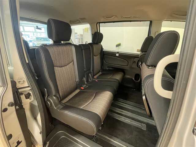 日産 セレナ ハイウェイS S HV Aセーフ 群馬県 2014(平26)年 7万km ブリリアントシルバー エマージェンシーブレーキ/純正SDナビ/　　CD/DVD/BT/フルセグ/MSV/USB/AUX/アラウンドビューモニター/両側パワースライドドア/クルーズコントロール/LEDオートライト/純正16インチAW/コーナーセンサー/前後ドライブレコーダー/レーンアシスト/アイドリングストップ/横滑り防止装置/スマートキー/ビルトインETC