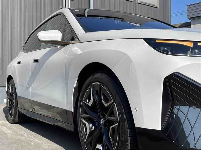 ＢＭＷ ＢＭＷ ｉＸ xDrive40 青森県 2021(令3)年 0.7万km ミネラルホワイト /ワンオーナー/4WD/ガラスルーフ/OPラウンジパッケージ/OPスポーツパッケージ/OP22インチアルミホイール/インテリア・デザインSITEレザーシート/前席メモリー付きパワーシート /　/ベンチレーター/前席シートヒーター/ステアヒーター/全方位カメラ/HUD/ディスプレイオーディオ・ナビ/アップルCarPlay/ハーマンカードンサウンドシステム/車線逸脱防止機能/運転注意力モニター/革巻きステア/前後バンパーソナー/アンビエントライト/電動チルトステア/ハイビームアシスト/パーキングアシスト/PDC/オートワイパー/リア5面プライバシーガラス/リアフォグランプ/ミラー一体型ETC/スマートキーx2/保証書/取説