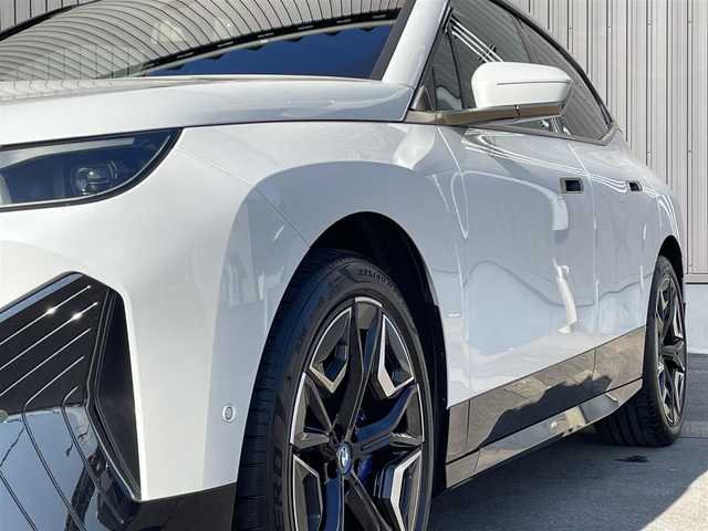 ＢＭＷ ＢＭＷ ｉＸ xDrive40 青森県 2021(令3)年 0.7万km ミネラルホワイト /ワンオーナー/4WD/ガラスルーフ/OPラウンジパッケージ/OPスポーツパッケージ/OP22インチアルミホイール/インテリア・デザインSITEレザーシート/前席メモリー付きパワーシート /　/ベンチレーター/前席シートヒーター/ステアヒーター/全方位カメラ/HUD/ディスプレイオーディオ・ナビ/アップルCarPlay/ハーマンカードンサウンドシステム/車線逸脱防止機能/運転注意力モニター/革巻きステア/前後バンパーソナー/アンビエントライト/電動チルトステア/ハイビームアシスト/パーキングアシスト/PDC/オートワイパー/リア5面プライバシーガラス/リアフォグランプ/ミラー一体型ETC/スマートキーx2/保証書/取説