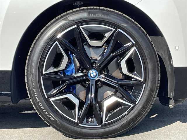 ＢＭＷ ＢＭＷ ｉＸ xDrive40 青森県 2021(令3)年 0.7万km ミネラルホワイト /ワンオーナー/4WD/ガラスルーフ/OPラウンジパッケージ/OPスポーツパッケージ/OP22インチアルミホイール/インテリア・デザインSITEレザーシート/前席メモリー付きパワーシート /　/ベンチレーター/前席シートヒーター/ステアヒーター/全方位カメラ/HUD/ディスプレイオーディオ・ナビ/アップルCarPlay/ハーマンカードンサウンドシステム/車線逸脱防止機能/運転注意力モニター/革巻きステア/前後バンパーソナー/アンビエントライト/電動チルトステア/ハイビームアシスト/パーキングアシスト/PDC/オートワイパー/リア5面プライバシーガラス/リアフォグランプ/ミラー一体型ETC/スマートキーx2/保証書/取説