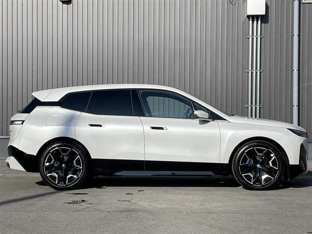 ＢＭＷ ＢＭＷ ｉＸ xDrive40 青森県 2021(令3)年 0.7万km ミネラルホワイト /ワンオーナー/4WD/ガラスルーフ/OPラウンジパッケージ/OPスポーツパッケージ/OP22インチアルミホイール/インテリア・デザインSITEレザーシート/前席メモリー付きパワーシート /　/ベンチレーター/前席シートヒーター/ステアヒーター/全方位カメラ/HUD/ディスプレイオーディオ・ナビ/アップルCarPlay/ハーマンカードンサウンドシステム/車線逸脱防止機能/運転注意力モニター/革巻きステア/前後バンパーソナー/アンビエントライト/電動チルトステア/ハイビームアシスト/パーキングアシスト/PDC/オートワイパー/リア5面プライバシーガラス/リアフォグランプ/ミラー一体型ETC/スマートキーx2/保証書/取説