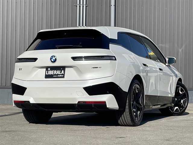 ＢＭＷ ＢＭＷ ｉＸ xDrive40 青森県 2021(令3)年 0.7万km ミネラルホワイト /ワンオーナー/4WD/ガラスルーフ/OPラウンジパッケージ/OPスポーツパッケージ/OP22インチアルミホイール/インテリア・デザインSITEレザーシート/前席メモリー付きパワーシート /　/ベンチレーター/前席シートヒーター/ステアヒーター/全方位カメラ/HUD/ディスプレイオーディオ・ナビ/アップルCarPlay/ハーマンカードンサウンドシステム/車線逸脱防止機能/運転注意力モニター/革巻きステア/前後バンパーソナー/アンビエントライト/電動チルトステア/ハイビームアシスト/パーキングアシスト/PDC/オートワイパー/リア5面プライバシーガラス/リアフォグランプ/ミラー一体型ETC/スマートキーx2/保証書/取説