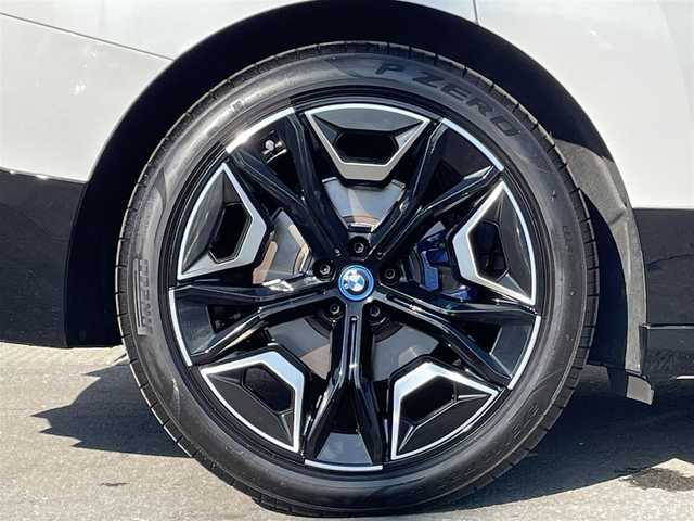ＢＭＷ ＢＭＷ ｉＸ xDrive40 青森県 2021(令3)年 0.7万km ミネラルホワイト /ワンオーナー/4WD/ガラスルーフ/OPラウンジパッケージ/OPスポーツパッケージ/OP22インチアルミホイール/インテリア・デザインSITEレザーシート/前席メモリー付きパワーシート /　/ベンチレーター/前席シートヒーター/ステアヒーター/全方位カメラ/HUD/ディスプレイオーディオ・ナビ/アップルCarPlay/ハーマンカードンサウンドシステム/車線逸脱防止機能/運転注意力モニター/革巻きステア/前後バンパーソナー/アンビエントライト/電動チルトステア/ハイビームアシスト/パーキングアシスト/PDC/オートワイパー/リア5面プライバシーガラス/リアフォグランプ/ミラー一体型ETC/スマートキーx2/保証書/取説