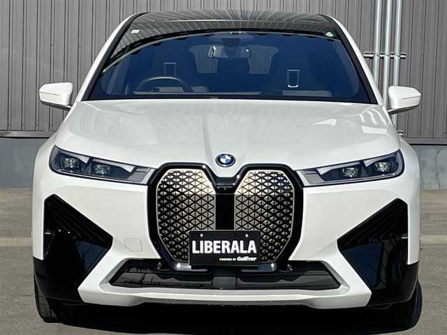 ＢＭＷ ＢＭＷ ｉＸ xDrive40 青森県 2021(令3)年 0.7万km ミネラルホワイト /ワンオーナー/4WD/ガラスルーフ/OPラウンジパッケージ/OPスポーツパッケージ/OP22インチアルミホイール/インテリア・デザインSITEレザーシート/前席メモリー付きパワーシート /　/ベンチレーター/前席シートヒーター/ステアヒーター/全方位カメラ/HUD/ディスプレイオーディオ・ナビ/アップルCarPlay/ハーマンカードンサウンドシステム/車線逸脱防止機能/運転注意力モニター/革巻きステア/前後バンパーソナー/アンビエントライト/電動チルトステア/ハイビームアシスト/パーキングアシスト/PDC/オートワイパー/リア5面プライバシーガラス/リアフォグランプ/ミラー一体型ETC/スマートキーx2/保証書/取説