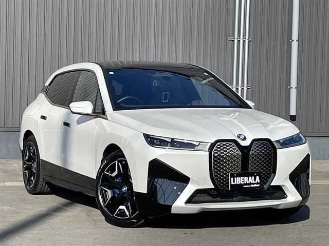 ＢＭＷ ＢＭＷ ｉＸ xDrive40 青森県 2021(令3)年 0.7万km ミネラルホワイト /ワンオーナー/4WD/ガラスルーフ/OPラウンジパッケージ/OPスポーツパッケージ/OP22インチアルミホイール/インテリア・デザインSITEレザーシート/前席メモリー付きパワーシート /　/ベンチレーター/前席シートヒーター/ステアヒーター/全方位カメラ/HUD/ディスプレイオーディオ・ナビ/アップルCarPlay/ハーマンカードンサウンドシステム/車線逸脱防止機能/運転注意力モニター/革巻きステア/前後バンパーソナー/アンビエントライト/電動チルトステア/ハイビームアシスト/パーキングアシスト/PDC/オートワイパー/リア5面プライバシーガラス/リアフォグランプ/ミラー一体型ETC/スマートキーx2/保証書/取説