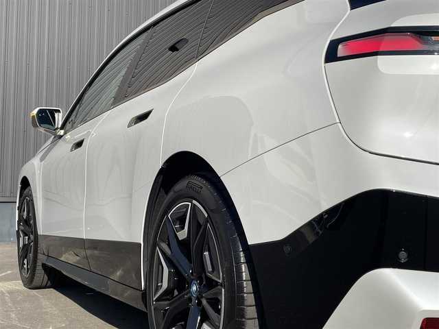 ＢＭＷ ＢＭＷ ｉＸ xDrive40 青森県 2021(令3)年 0.7万km ミネラルホワイト /ワンオーナー/4WD/ガラスルーフ/OPラウンジパッケージ/OPスポーツパッケージ/OP22インチアルミホイール/インテリア・デザインSITEレザーシート/前席メモリー付きパワーシート /　/ベンチレーター/前席シートヒーター/ステアヒーター/全方位カメラ/HUD/ディスプレイオーディオ・ナビ/アップルCarPlay/ハーマンカードンサウンドシステム/車線逸脱防止機能/運転注意力モニター/革巻きステア/前後バンパーソナー/アンビエントライト/電動チルトステア/ハイビームアシスト/パーキングアシスト/PDC/オートワイパー/リア5面プライバシーガラス/リアフォグランプ/ミラー一体型ETC/スマートキーx2/保証書/取説