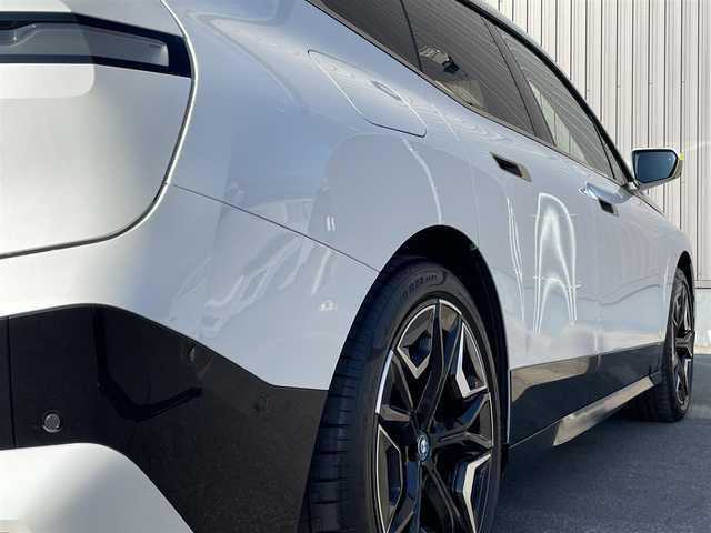 ＢＭＷ ＢＭＷ ｉＸ xDrive40 青森県 2021(令3)年 0.7万km ミネラルホワイト /ワンオーナー/4WD/ガラスルーフ/OPラウンジパッケージ/OPスポーツパッケージ/OP22インチアルミホイール/インテリア・デザインSITEレザーシート/前席メモリー付きパワーシート /　/ベンチレーター/前席シートヒーター/ステアヒーター/全方位カメラ/HUD/ディスプレイオーディオ・ナビ/アップルCarPlay/ハーマンカードンサウンドシステム/車線逸脱防止機能/運転注意力モニター/革巻きステア/前後バンパーソナー/アンビエントライト/電動チルトステア/ハイビームアシスト/パーキングアシスト/PDC/オートワイパー/リア5面プライバシーガラス/リアフォグランプ/ミラー一体型ETC/スマートキーx2/保証書/取説
