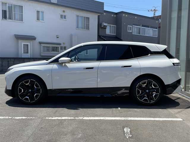 ＢＭＷ ＢＭＷ ｉＸ xDrive40 青森県 2021(令3)年 0.7万km ミネラルホワイト /ワンオーナー/4WD/ガラスルーフ/OPラウンジパッケージ/OPスポーツパッケージ/OP22インチアルミホイール/インテリア・デザインSITEレザーシート/前席メモリー付きパワーシート /　/ベンチレーター/前席シートヒーター/ステアヒーター/全方位カメラ/HUD/ディスプレイオーディオ・ナビ/アップルCarPlay/ハーマンカードンサウンドシステム/車線逸脱防止機能/運転注意力モニター/革巻きステア/前後バンパーソナー/アンビエントライト/電動チルトステア/ハイビームアシスト/パーキングアシスト/PDC/オートワイパー/リア5面プライバシーガラス/リアフォグランプ/ミラー一体型ETC/スマートキーx2/保証書/取説