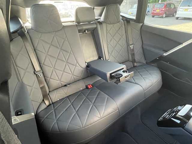 ＢＭＷ ＢＭＷ ｉＸ xDrive40 青森県 2021(令3)年 0.7万km ミネラルホワイト /ワンオーナー/4WD/ガラスルーフ/OPラウンジパッケージ/OPスポーツパッケージ/OP22インチアルミホイール/インテリア・デザインSITEレザーシート/前席メモリー付きパワーシート /　/ベンチレーター/前席シートヒーター/ステアヒーター/全方位カメラ/HUD/ディスプレイオーディオ・ナビ/アップルCarPlay/ハーマンカードンサウンドシステム/車線逸脱防止機能/運転注意力モニター/革巻きステア/前後バンパーソナー/アンビエントライト/電動チルトステア/ハイビームアシスト/パーキングアシスト/PDC/オートワイパー/リア5面プライバシーガラス/リアフォグランプ/ミラー一体型ETC/スマートキーx2/保証書/取説