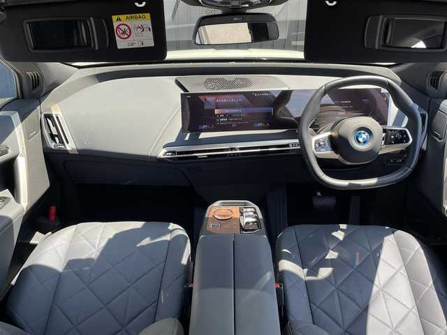 ＢＭＷ ＢＭＷ ｉＸ xDrive40 青森県 2021(令3)年 0.7万km ミネラルホワイト /ワンオーナー/4WD/ガラスルーフ/OPラウンジパッケージ/OPスポーツパッケージ/OP22インチアルミホイール/インテリア・デザインSITEレザーシート/前席メモリー付きパワーシート /　/ベンチレーター/前席シートヒーター/ステアヒーター/全方位カメラ/HUD/ディスプレイオーディオ・ナビ/アップルCarPlay/ハーマンカードンサウンドシステム/車線逸脱防止機能/運転注意力モニター/革巻きステア/前後バンパーソナー/アンビエントライト/電動チルトステア/ハイビームアシスト/パーキングアシスト/PDC/オートワイパー/リア5面プライバシーガラス/リアフォグランプ/ミラー一体型ETC/スマートキーx2/保証書/取説
