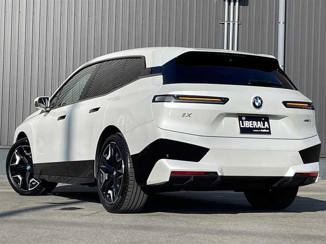 ＢＭＷ ＢＭＷ ｉＸ xDrive40 青森県 2021(令3)年 0.7万km ミネラルホワイト /ワンオーナー/4WD/ガラスルーフ/OPラウンジパッケージ/OPスポーツパッケージ/OP22インチアルミホイール/インテリア・デザインSITEレザーシート/前席メモリー付きパワーシート /　/ベンチレーター/前席シートヒーター/ステアヒーター/全方位カメラ/HUD/ディスプレイオーディオ・ナビ/アップルCarPlay/ハーマンカードンサウンドシステム/車線逸脱防止機能/運転注意力モニター/革巻きステア/前後バンパーソナー/アンビエントライト/電動チルトステア/ハイビームアシスト/パーキングアシスト/PDC/オートワイパー/リア5面プライバシーガラス/リアフォグランプ/ミラー一体型ETC/スマートキーx2/保証書/取説