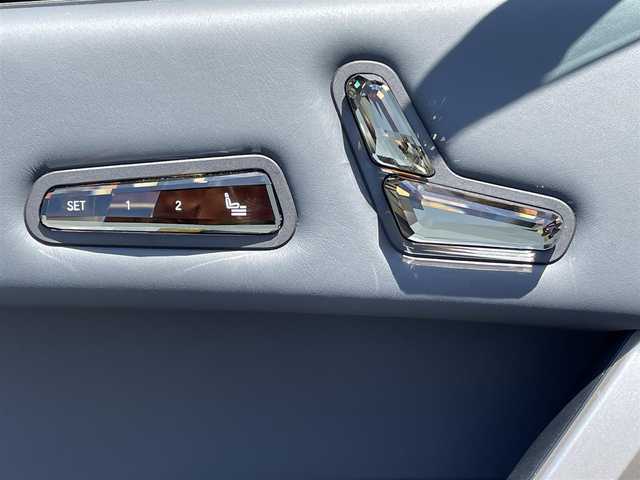ＢＭＷ ＢＭＷ ｉＸ xDrive40 青森県 2021(令3)年 0.7万km ミネラルホワイト /ワンオーナー/4WD/ガラスルーフ/OPラウンジパッケージ/OPスポーツパッケージ/OP22インチアルミホイール/インテリア・デザインSITEレザーシート/前席メモリー付きパワーシート /　/ベンチレーター/前席シートヒーター/ステアヒーター/全方位カメラ/HUD/ディスプレイオーディオ・ナビ/アップルCarPlay/ハーマンカードンサウンドシステム/車線逸脱防止機能/運転注意力モニター/革巻きステア/前後バンパーソナー/アンビエントライト/電動チルトステア/ハイビームアシスト/パーキングアシスト/PDC/オートワイパー/リア5面プライバシーガラス/リアフォグランプ/ミラー一体型ETC/スマートキーx2/保証書/取説