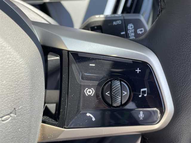 ＢＭＷ ＢＭＷ ｉＸ xDrive40 青森県 2021(令3)年 0.7万km ミネラルホワイト /ワンオーナー/4WD/ガラスルーフ/OPラウンジパッケージ/OPスポーツパッケージ/OP22インチアルミホイール/インテリア・デザインSITEレザーシート/前席メモリー付きパワーシート /　/ベンチレーター/前席シートヒーター/ステアヒーター/全方位カメラ/HUD/ディスプレイオーディオ・ナビ/アップルCarPlay/ハーマンカードンサウンドシステム/車線逸脱防止機能/運転注意力モニター/革巻きステア/前後バンパーソナー/アンビエントライト/電動チルトステア/ハイビームアシスト/パーキングアシスト/PDC/オートワイパー/リア5面プライバシーガラス/リアフォグランプ/ミラー一体型ETC/スマートキーx2/保証書/取説