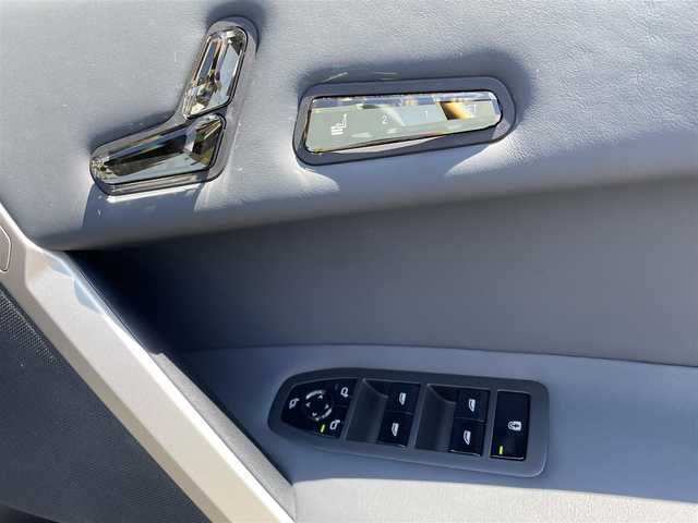 ＢＭＷ ＢＭＷ ｉＸ xDrive40 青森県 2021(令3)年 0.7万km ミネラルホワイト /ワンオーナー/4WD/ガラスルーフ/OPラウンジパッケージ/OPスポーツパッケージ/OP22インチアルミホイール/インテリア・デザインSITEレザーシート/前席メモリー付きパワーシート /　/ベンチレーター/前席シートヒーター/ステアヒーター/全方位カメラ/HUD/ディスプレイオーディオ・ナビ/アップルCarPlay/ハーマンカードンサウンドシステム/車線逸脱防止機能/運転注意力モニター/革巻きステア/前後バンパーソナー/アンビエントライト/電動チルトステア/ハイビームアシスト/パーキングアシスト/PDC/オートワイパー/リア5面プライバシーガラス/リアフォグランプ/ミラー一体型ETC/スマートキーx2/保証書/取説