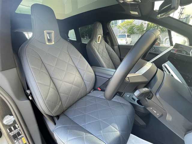 ＢＭＷ ＢＭＷ ｉＸ xDrive40 青森県 2021(令3)年 0.7万km ミネラルホワイト /ワンオーナー/4WD/ガラスルーフ/OPラウンジパッケージ/OPスポーツパッケージ/OP22インチアルミホイール/インテリア・デザインSITEレザーシート/前席メモリー付きパワーシート /　/ベンチレーター/前席シートヒーター/ステアヒーター/全方位カメラ/HUD/ディスプレイオーディオ・ナビ/アップルCarPlay/ハーマンカードンサウンドシステム/車線逸脱防止機能/運転注意力モニター/革巻きステア/前後バンパーソナー/アンビエントライト/電動チルトステア/ハイビームアシスト/パーキングアシスト/PDC/オートワイパー/リア5面プライバシーガラス/リアフォグランプ/ミラー一体型ETC/スマートキーx2/保証書/取説