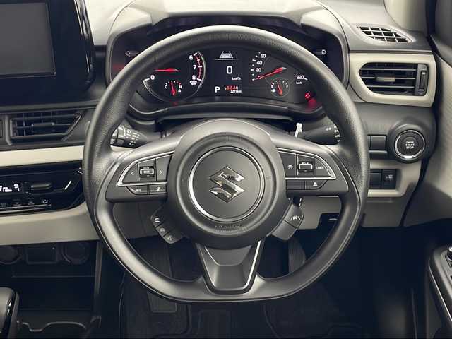 スズキ スイフト XG 秋田県 2023(令5)年 0.3万km キャラバンアイボリーPM 4WD/ヂュアルセンサーブレーキサポートII/レーダークルーズコントロール　/横滑り防止装置　/レーンキープアシスト　/前後クリアランスソナー　/前席シートヒーター　/ＬＥＤヘッドライト　/オートライト　/プッシュスタート　/スペアキー/ワンオーナー/プッシュスタート/電動格納ミラー/純正フロアマット