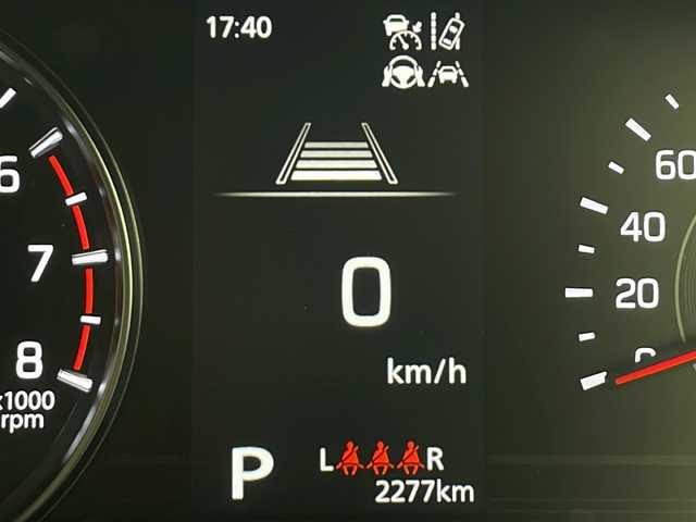 スズキ スイフト XG 秋田県 2023(令5)年 0.3万km キャラバンアイボリーPM 4WD/ヂュアルセンサーブレーキサポートII/レーダークルーズコントロール　/横滑り防止装置　/レーンキープアシスト　/前後クリアランスソナー　/前席シートヒーター　/ＬＥＤヘッドライト　/オートライト　/プッシュスタート　/スペアキー/ワンオーナー/プッシュスタート/電動格納ミラー/純正フロアマット