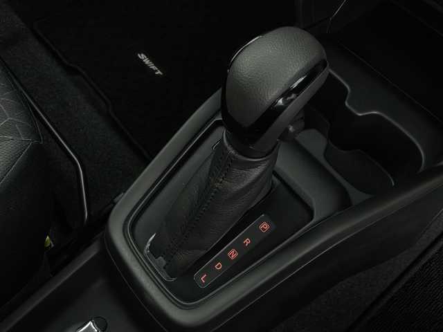 スズキ スイフト XG 秋田県 2023(令5)年 0.3万km キャラバンアイボリーPM 4WD/ヂュアルセンサーブレーキサポートII/レーダークルーズコントロール　/横滑り防止装置　/レーンキープアシスト　/前後クリアランスソナー　/前席シートヒーター　/ＬＥＤヘッドライト　/オートライト　/プッシュスタート　/スペアキー/ワンオーナー/プッシュスタート/電動格納ミラー/純正フロアマット